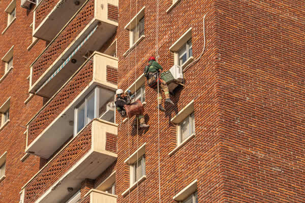 Dos operarios trabajando en altura. Soluciones en altura