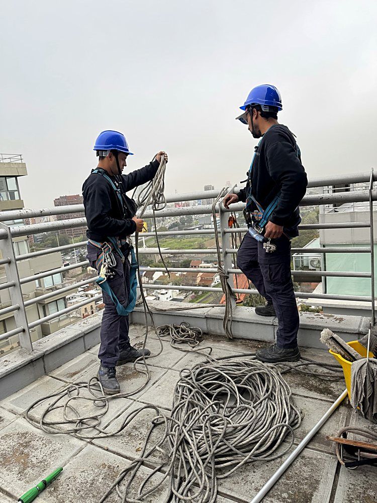 Equipo de Crystal preparando las sogas en la terraza